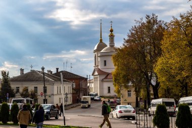 Borovsk, Rusya - Ekim 2017: Lenin meydanda Borovsk. Başkalaşım kilisenin görünümünü