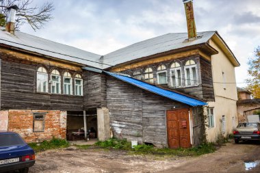 Borovsk, Rusya - Ekim 2017: Şehir Borovsk, Kommunisticheskaya Caddesi eski şehir manor avlusu