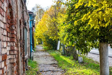 Şehrin Borovsk, Rusya'nın Kommunisticheskaya Sokağı. Eski Şehir Emlak kapıları ile eski tuğla çit