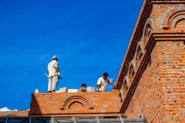 Ilinskoe, Rusya Federasyonu - Ağustos 2018: Göçmen işçiler Ilinskoe Köyü (Iljinskoe) bir bina inşa. Zhukovsky bölgesi, Kaluzhskiy bölgesi
