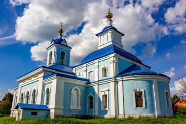 18. yüzyılda Kutsal Bakire Meryem Ivanovskoe köy içinde doğuş eski kilise binasının görünümü. Zhukovsky bölgesi, Kaluzhskiy bölgesi, Rusya. Ağustos 2018