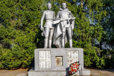 Vysokinichy, Rusya - Ağustos 2018: Memorial Büyük Vatanseverlik Savaşı 1941-1945 ve Vysokinichi köyü toplu mezarda. Kaluzhskiy bölgesi, ZHUKOVSKIY bölgesi