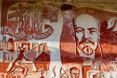 Vysokinichy, Rusya - Ağustos 2018: Sovyet dönemi panno: Vysokinichi köyü bina club. Panel sgrafitto tekniğinde yapılmıştır. Kaluzhskiy bölgesi, ZHUKOVSKIY bölgesi