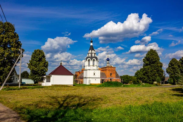 Una Hermosa Vista Rural Aldea Rusa Iglesia Ilyinsky Pueblo Ilinskoe — Foto de Stock