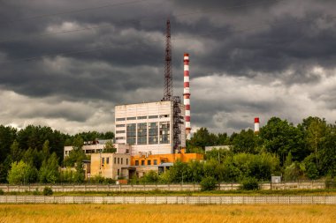 Bir görünümünü kasvetli bulutlar endüstriyel gelişimi ve arka plan üzerinde. OBNINSK nükleer enerji santrali, binaların alanından görüntülemek