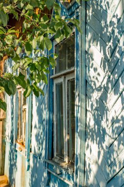 Pencere Ahşap europanel ile eski bir ahşap köy evi