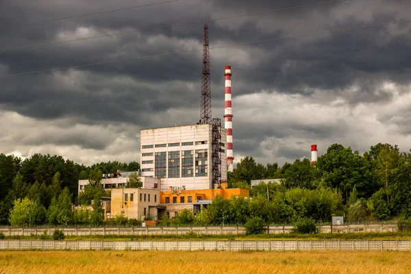 Bir görünümünü kasvetli bulutlar endüstriyel gelişimi ve arka plan üzerinde. OBNINSK nükleer enerji santrali, binaların alanından görüntülemek