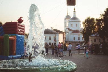 Çeşme şehrin merkezi Meydanı'nda. Borovsk, Rusya'nın şehrin 660th yıldönümü kutlaması. 18 Ağustos 2018