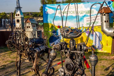 Borovsk, Rusya - 18 Ağustos 2018: Borovsk şehir 660th yıldönümü kutlamaları. Çöp ve metal heykel