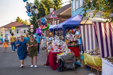 Borovsk, Rusya - 18 Ağustos 2018: Borovsk şehir 660th yıldönümü kutlamaları. Arcade şehrin sokak üzerinde alışveriş