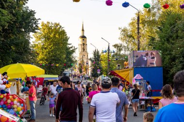 Borovsk, Rusya - 18 Ağustos 2018: Borovsk şehir 660th yıldönümü kutlamaları. Festivaller, insanlar sokakta