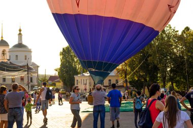 Borovsk, Rusya - 18 Ağustos 2018: Borovsk şehir 660th yıldönümü kutlamaları. Şehir merkezi kare bir balonla lansmanı