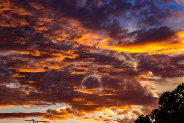 Brilhante Belo Pôr Sol Com Nuvens Verão — Fotografia de Stock