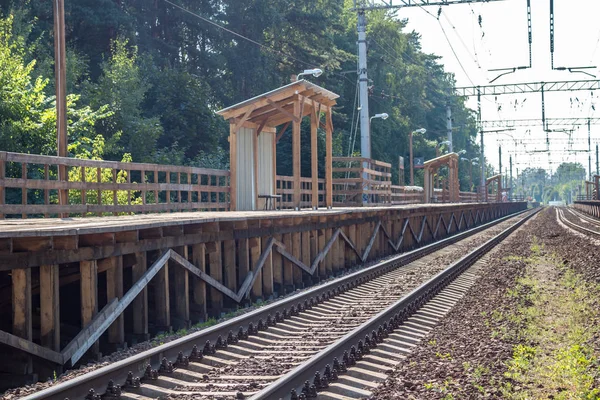 火车站的木制平台 — 图库照片
