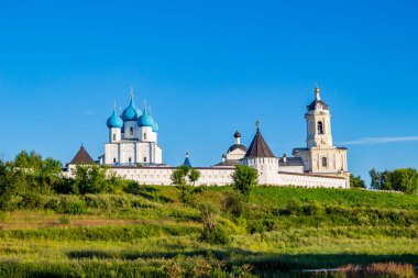 Vısotskiy Manastırı (Vysotskiy monastyr). Ortodoks Manastırı'Serpukhov. Panoramik mesafe içinde manastır