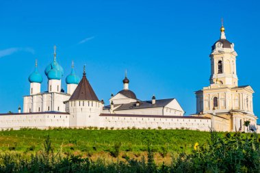 Vısotskiy Manastırı (Vysotskiy monastyr). Ortodoks Manastırı'Serpukhov. Panoramik mesafe içinde manastır