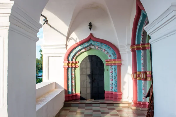 Vısotskiy Manastırı (Vysotskiy monastyr). Ortodoks Manastırı'Serpukhov. Manastırın içinde. Güzel chiaroscuros ve renk