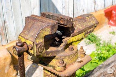 Sokakta büyük metal mengene