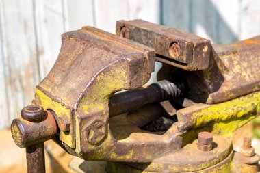 Sokakta büyük metal mengene