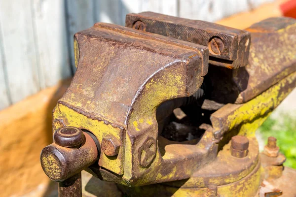 Sokakta büyük metal mengene