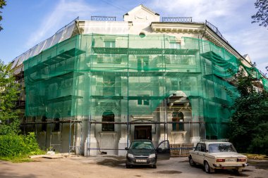 OBNINSK, Rusya - Temmuz 2017: Onarım eski bir konut bina cephe