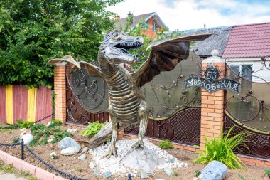 OBNINSK, Rusya - Temmuz 2017: Sahte Dragon heykel yakınındaki bir özel ev çit