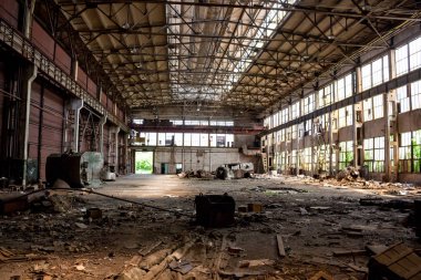 Terk edilmiş eski fabrika binası içinde