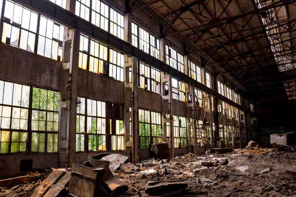 Terk edilmiş eski fabrika binası içinde