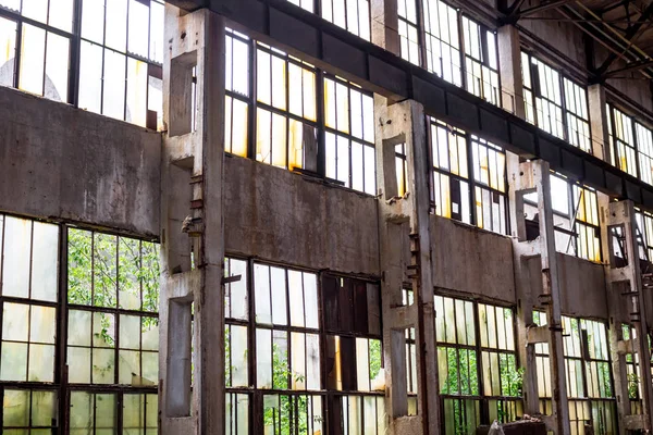 Terk edilmiş eski fabrika binası içinde