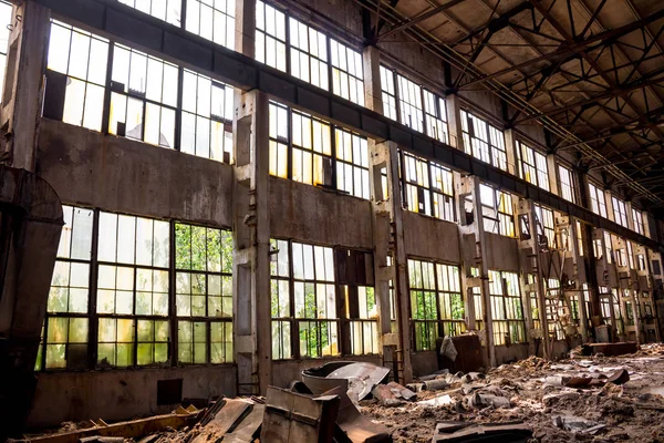 Terk edilmiş eski fabrika binası içinde