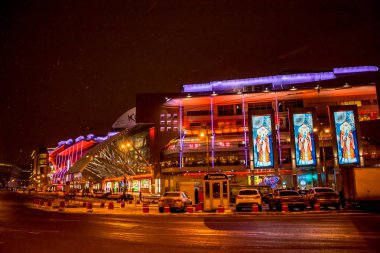 Moskova, Rusya - Ocak 2016: Kiyevskiy İstasyonu kış akşamları, alışveriş merkezi 