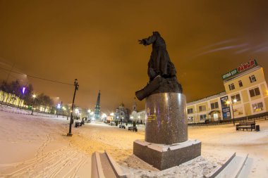 Maloyaroslavets, Rusya - Aralık 2015: Gece Maloyaroslavets. Merkezi kare