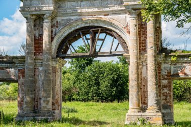 Ön kapıdan terk edilmiş malikanenin 18-19 yüzyıl içinde Troitskoe, Rusya Federasyonu