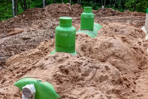Bir apartman, inşaat sahasında yeraltı tankları