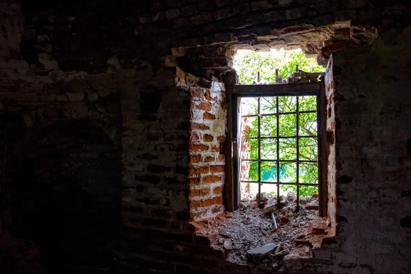 Finestra Rotta Con Grata Ferro Battuto Nel Vecchio Edificio Abbandonato — Foto Stock