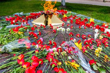 Büyük Vatanseverlik Savaşı 1941-1945 Malojaroslavets, Rusya'da kurbanları anısına çiçekli sonsuz alev