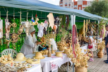 OBNINSK, Rusya - 28 Temmuz 2017: Halk sanat ve el sanatları festivali. El Sanatları Fuarı