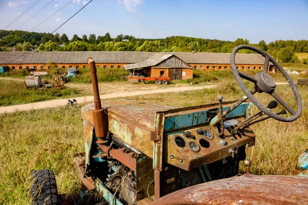 Antiguo Tractor Soviético Granja Campo — Foto de Stock