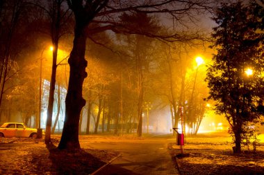 Loş ışıklı şehir gece kalın bir sis sırasında sokak