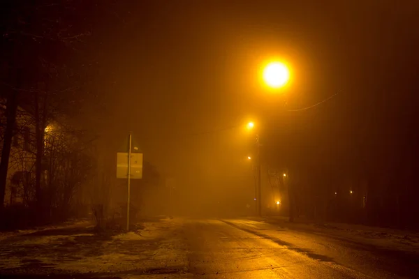 Vägen Natten Upplyst Dim Lyktor Tjock Dimma — Stockfoto
