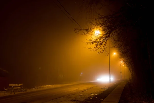 Δρόμο Βράδυ Φωτίζεται Φανάρια Δημ Κατά Διάρκεια Μια Πυκνή Ομίχλη — Φωτογραφία Αρχείου