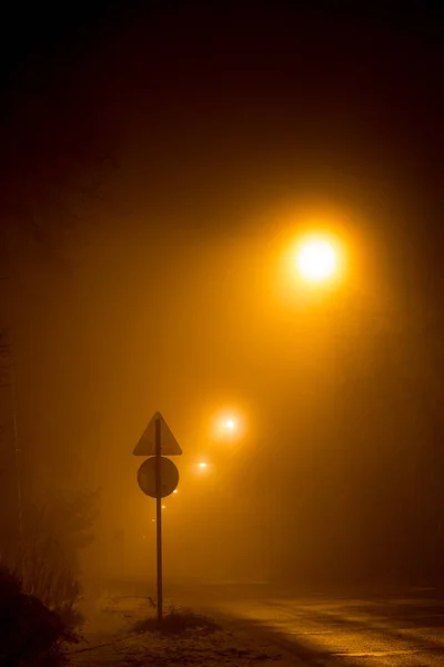 Silnici Noci Osvětlena Blikavé Lucerničky Během Hustá Mlha — Stock fotografie