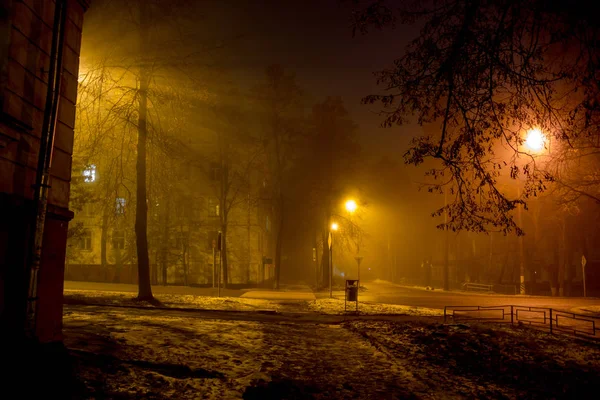 Αμυδρά Φωτισμένο Δρόμο Νύχτα Κατά Διάρκεια Μια Πυκνή Ομίχλη Της — Φωτογραφία Αρχείου