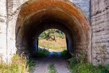 Tren altında eski tüneli