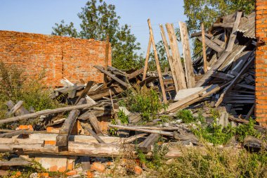 Garajlar bir tuğla bina kalıntıları
