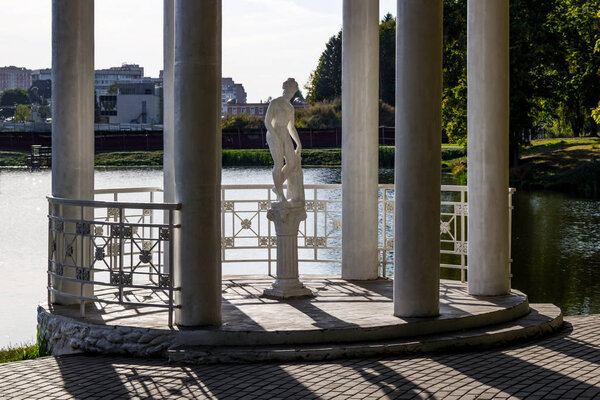 Ротонда с парковой скульптурой в парковой усадьбе Белкино. Обнинск, Россия
