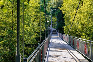 Repinka Nehri yaz günü sırasında yaya köprüsü. OBNINSK, Rusya Federasyonu