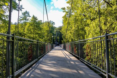 Repinka Nehri yaz günü sırasında yaya köprüsü. OBNINSK, Rusya Federasyonu