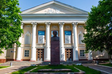 OBNINSK, Rusya - Haziran 2015: Kültür evi ve Lenin için anıt büstü