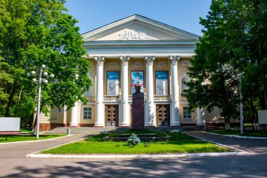 OBNINSK, Rusya - Haziran 2015: Kültür evi ve Lenin için anıt büstü